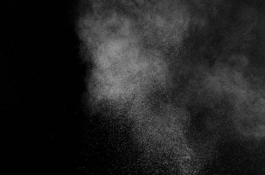 Siyah arka plan üzerine beyaz toz patlama. Soyut toz doku.