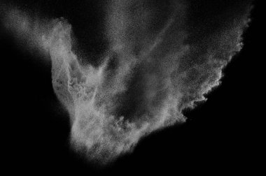 Siyah zemin üzerindeki beyaz parçacıkların hareketlerini dondur. Barut patlaması. Soyut toz tabakası dokusu.