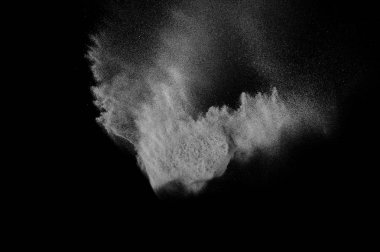 Siyah zemin üzerindeki beyaz parçacıkların hareketlerini dondur. Barut patlaması. Soyut toz tabakası dokusu.