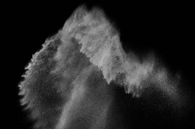 Siyah zemin üzerindeki beyaz parçacıkların hareketlerini dondur. Barut patlaması. Soyut toz tabakası dokusu.