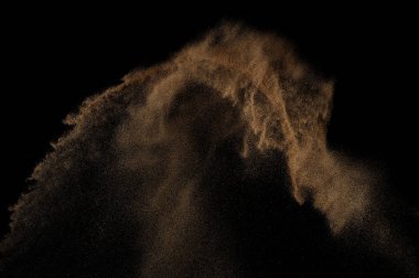 Kumsal patlaması siyah arka planda izole edildi. Soyut kum bulutu.