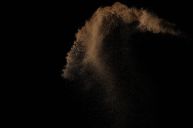 Kumsal patlaması siyah arka planda izole edildi. Soyut kum bulutu.