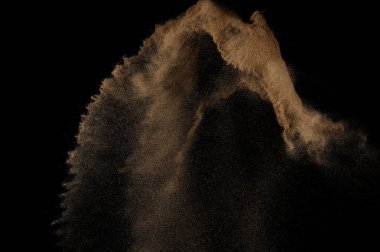 Kumsal patlaması siyah arka planda izole edildi. Soyut kum bulutu.