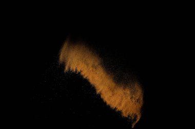 Kumsal patlaması siyah arka planda izole edildi. Soyut kum bulutu.