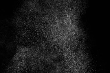 Siyah arka planda soyut su sıçramaları. Beyaz parçacıkların hareketlerini dondur. Yağmur, kar örtüsü dokusu.