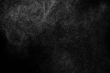 Siyah arka planda soyut su sıçramaları. Beyaz parçacıkların hareketlerini dondur. Yağmur, kar örtüsü dokusu.