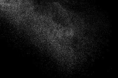 Siyah arka planda soyut su sıçramaları. Beyaz parçacıkların hareketlerini dondur. Yağmur, kar örtüsü dokusu.