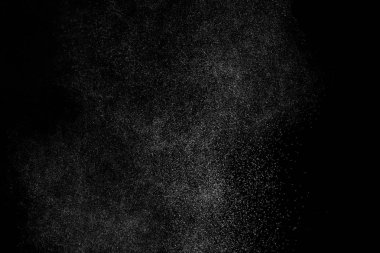 Siyah arka planda soyut su sıçramaları. Beyaz parçacıkların hareketlerini dondur. Yağmur, kar örtüsü dokusu.