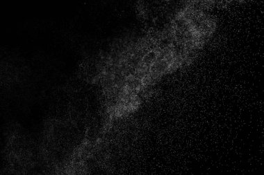 Siyah arka planda soyut su sıçramaları. Beyaz parçacıkların hareketlerini dondur. Yağmur, kar örtüsü dokusu.