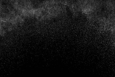 Siyah arka planda soyut su sıçramaları. Beyaz parçacıkların hareketlerini dondur. Yağmur, kar örtüsü dokusu.