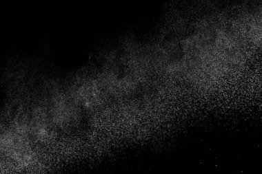 Siyah arka planda soyut su sıçramaları. Beyaz parçacıkların hareketlerini dondur. Yağmur, kar örtüsü dokusu.