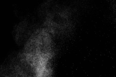 Siyah arka planda soyut su sıçramaları. Beyaz parçacıkların hareketlerini dondur. Yağmur, kar örtüsü dokusu.