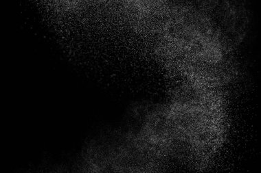 Siyah arka planda soyut su sıçramaları. Beyaz parçacıkların hareketlerini dondur. Yağmur, kar örtüsü dokusu.