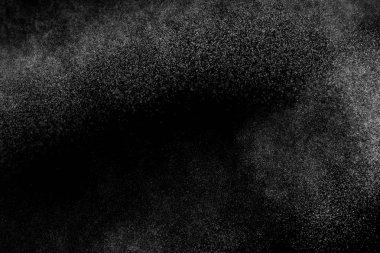 Siyah arka planda soyut su sıçramaları. Beyaz parçacıkların hareketlerini dondur. Yağmur, kar örtüsü dokusu.