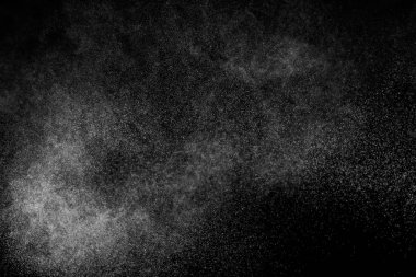 Siyah arka planda soyut su sıçramaları. Beyaz parçacıkların hareketlerini dondur. Yağmur, kar örtüsü dokusu.