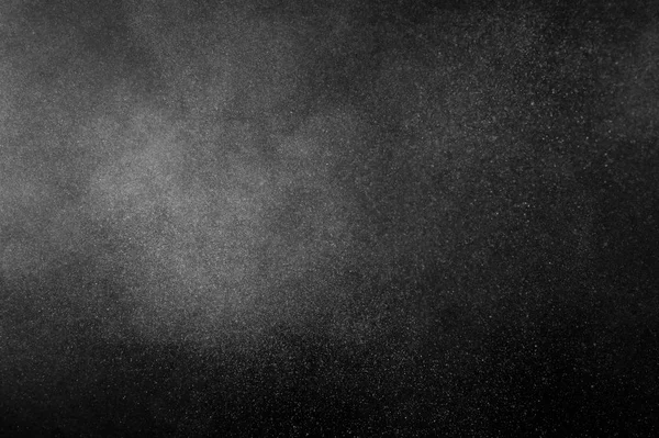 黒い背景に白い粉の爆発 抽象的なほこりテクスチャ — ストック写真