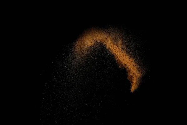 砂の爆発は黒の背景に隔離された 概要砂雲 — ストック写真