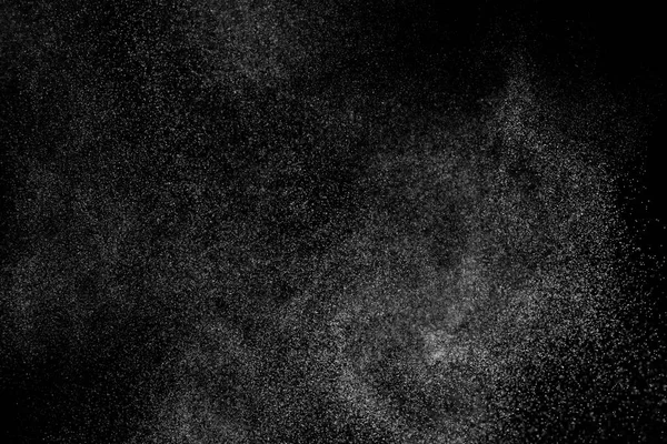 Siyah arka planda soyut su sıçramaları. Beyaz parçacıkların hareketlerini dondur. Yağmur, kar örtüsü dokusu.