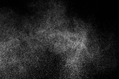 Siyah arka planda soyut su sıçramaları. Beyaz parçacıkların hareketlerini dondur. Yağmur, kar örtüsü dokusu.