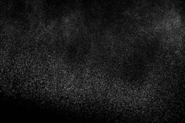 Siyah arka planda soyut su sıçramaları. Beyaz parçacıkların hareketlerini dondur. Yağmur, kar örtüsü dokusu.