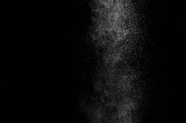 Siyah arka planda soyut su sıçramaları. Beyaz parçacıkların hareketlerini dondur. Yağmur, kar örtüsü dokusu.