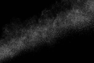 Siyah arka planda soyut su sıçramaları. Beyaz parçacıkların hareketlerini dondur. Yağmur, kar örtüsü dokusu.