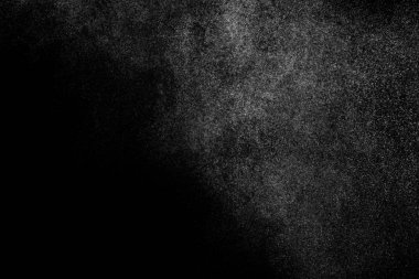 Siyah arka planda soyut su sıçramaları. Beyaz parçacıkların hareketlerini dondur. Yağmur, kar örtüsü dokusu.