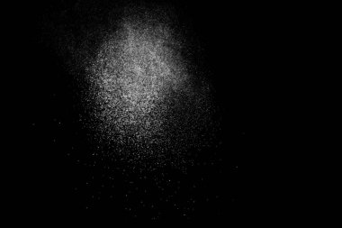 Siyah arka planda soyut su sıçramaları. Beyaz parçacıkların hareketlerini dondur. Yağmur, kar örtüsü dokusu.