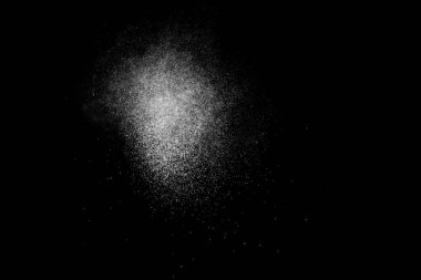 Siyah arka planda soyut su sıçramaları. Beyaz parçacıkların hareketlerini dondur. Yağmur, kar örtüsü dokusu.