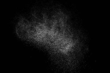 Siyah arka planda soyut su sıçramaları. Beyaz parçacıkların hareketlerini dondur. Yağmur, kar örtüsü dokusu.