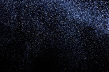 Siyah arka plan üzerine su sıçramalarına soyut mavi. Beyaz parçacıkların hareket dondurmak. Yağmur, kar doku yerleşimi..