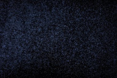 Siyah arka plan üzerine su sıçramalarına soyut mavi. Beyaz parçacıkların hareket dondurmak. Yağmur, kar doku yerleşimi..