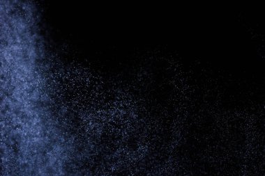 Siyah arka plan üzerine su sıçramalarına soyut mavi. Beyaz parçacıkların hareket dondurmak. Yağmur, kar doku yerleşimi..