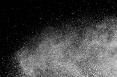 Siyah arka planda soyut su sıçramaları. Soyut su püskürtüsü. Soyut yağmur. Duş suyu damlaları. soyut doku.