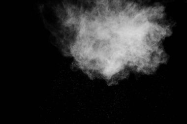 Siyah arka planda beyaz toz patlaması. Soyut beyaz toz dokusu.
