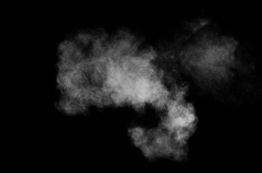 Siyah arka planda beyaz toz patlaması. Soyut beyaz toz dokusu.