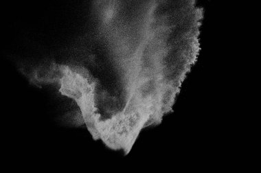 Siyah zemin üzerindeki beyaz parçacıkların hareketlerini dondur. Barut patlaması. Soyut toz tabakası dokusu.