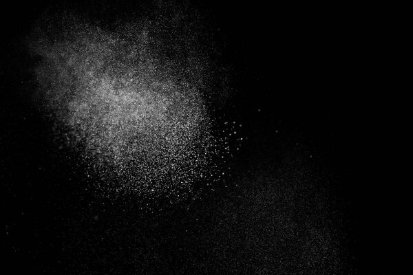 Абстрактные брызги воды на черном фоне. Замораживание движения белых частиц. Дождь, текстура снега
.