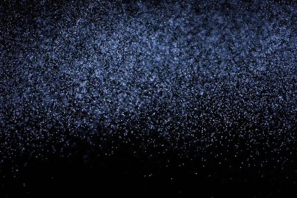 黒い背景に水の抽象的な青い水しぶき 白い粒子の動きを凍結します 雪のテクスチャをオーバーレイ — ストック写真
