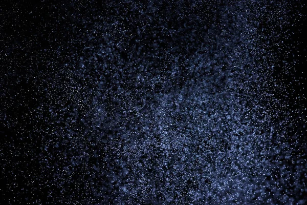 黒い背景に水の抽象的な青い水しぶき 白い粒子の動きを凍結します 雪のテクスチャをオーバーレイ — ストック写真