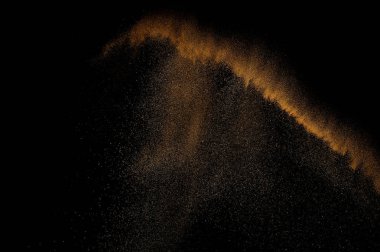 Kumsal patlaması siyah arka planda izole edildi. Soyut kum bulutu.