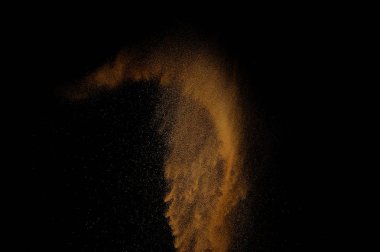 Kumsal patlaması siyah arka planda izole edildi. Soyut kum bulutu.