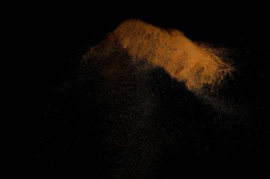 Kumsal patlaması siyah arka planda izole edildi. Soyut kum bulutu.