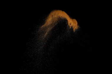 Kumsal patlaması siyah arka planda izole edildi. Soyut kum bulutu.