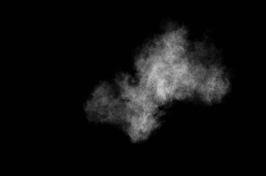 Siyah arka planda beyaz toz patlaması. Soyut beyaz toz dokusu.