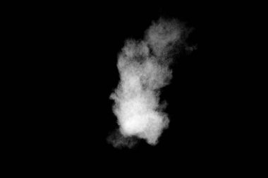 Siyah arka planda beyaz toz patlaması. Soyut beyaz toz dokusu.