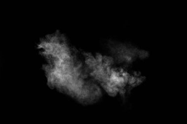 Siyah arka planda beyaz toz patlaması. Soyut beyaz toz dokusu.