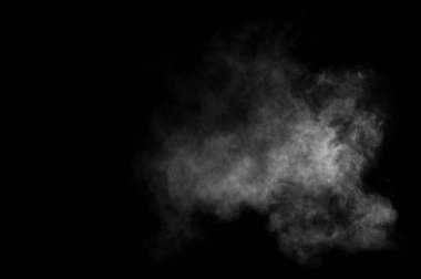 Siyah arka planda beyaz toz patlaması. Soyut beyaz toz dokusu.
