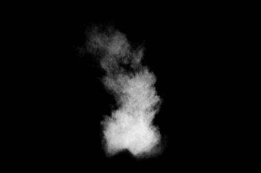 Siyah arka planda beyaz toz patlaması. Soyut beyaz toz dokusu.