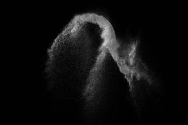 Siyah zemin üzerindeki beyaz parçacıkların hareketlerini dondur. Barut patlaması. Soyut toz tabakası dokusu.